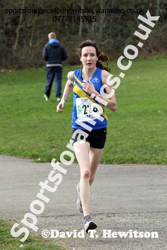 Charlotte Wills (Leeds) leads on the 2nd leg of the senior womens 6 stage relay, 2014 Northern 12 and 6 Stage Relays, Heaton Park, Manchester. Photo: David T. Hewitson/Sports for All Pics
